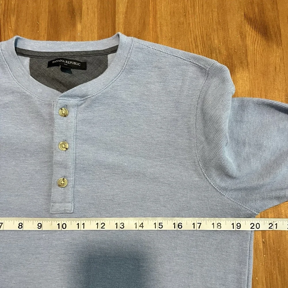 Banana Republic Henley Shirt Men's Medium Waffle Knit Cotton Blend Light Blue LS